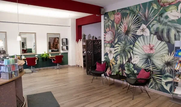 Blick durch den Salon mit botanischer Wandgestaltung